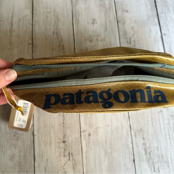 NEW WITH TAGS PATAGONIA SMALL CUBE CABIN GOLD COLOR. Stock# goat - Picture 5 of 5